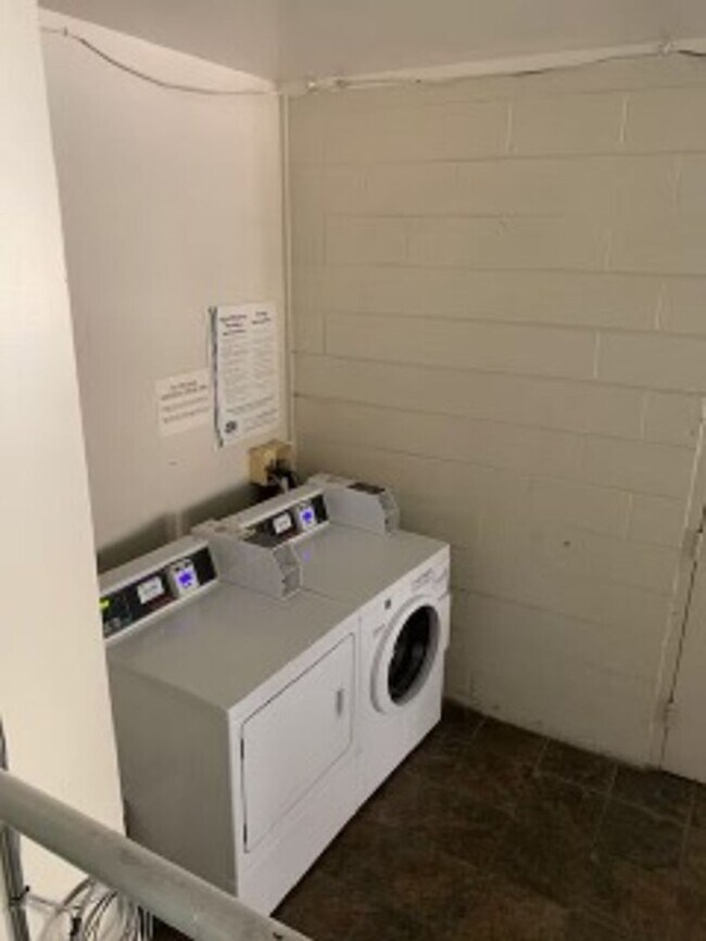Building Photo - 2 bd/1.5 ba unit in CapHill