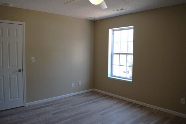 Building Photo - 1309-1311 Godas