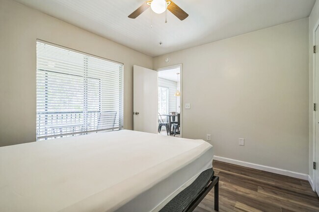Building Photo - Furnished 4/4 University Terrace