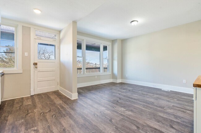 Building Photo - Completely Renovated 3 Bed/1 Bath Home - C...