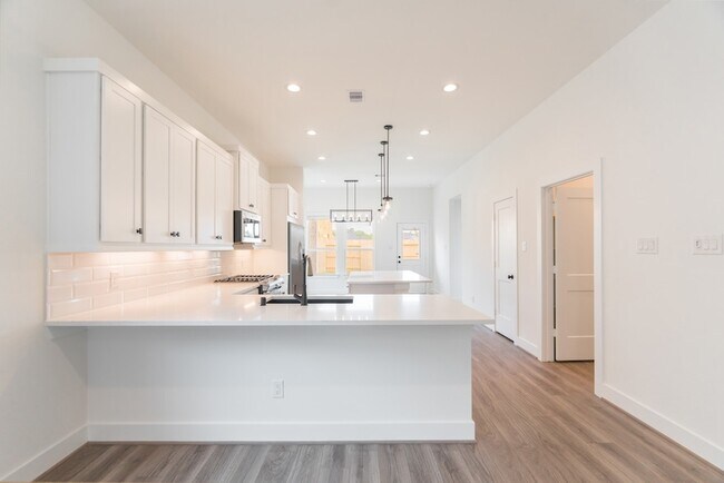 Building Photo - 10726 Pine Pink