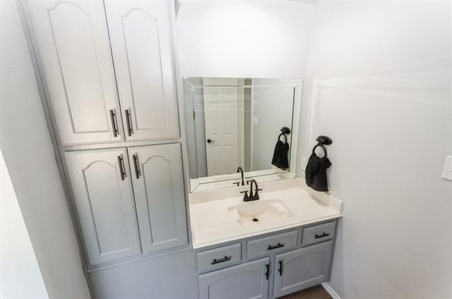 Building Photo - 1402 Belaire Dr