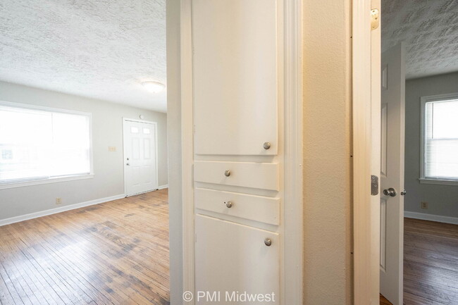 Building Photo - "Charming 2-Bedroom Retreat in Indianapoli...