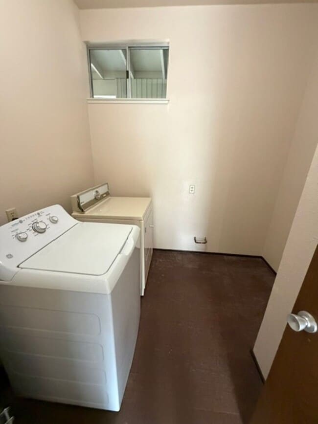 Building Photo - 557 Villanova Dr