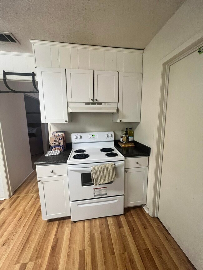 Building Photo - 206 N Lipona Rd