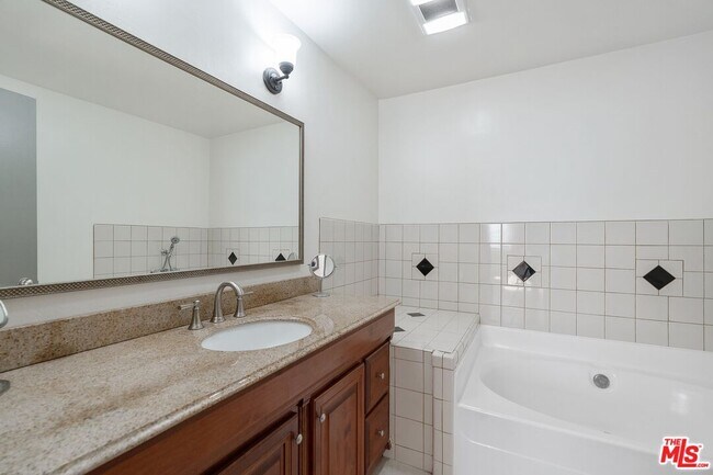 Building Photo - 1750 N Harvard Blvd