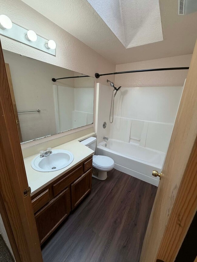 Building Photo - 725 Edelweiss Ln SE