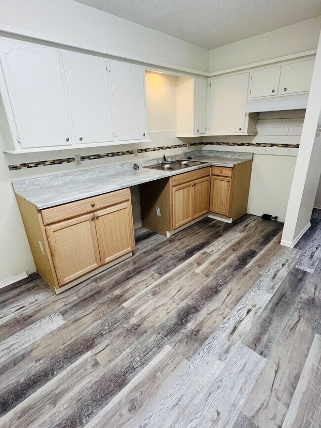 Building Photo - 2 Bedroom Townhome