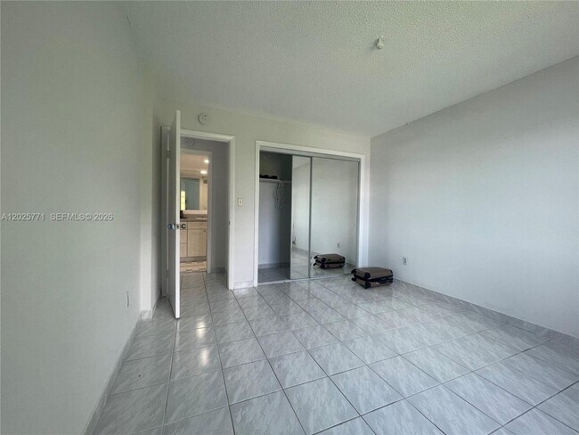 Building Photo - 2201 Brickell Ave