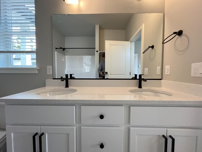 Building Photo - Luxury Living with Granite Counters & Stai...