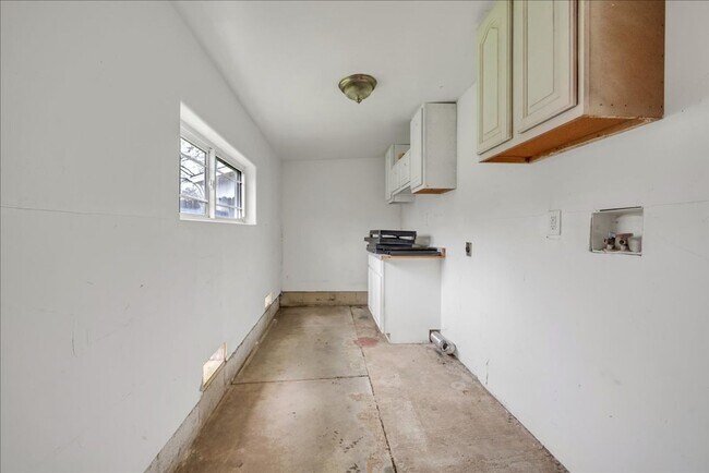 Building Photo - 7717-7717 Cologne Ln