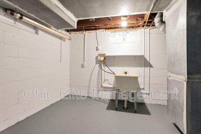 Building Photo - 898 Racine Ave