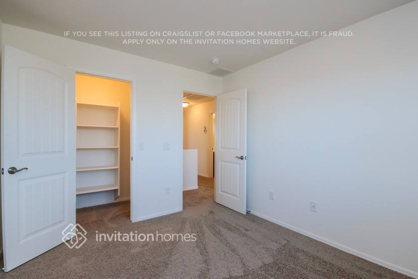 Building Photo - 1323 E Palomino Way