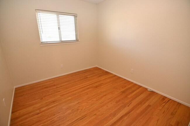 Building Photo - 4 bedroom 2 bathroom home near Kaiser Hospital!