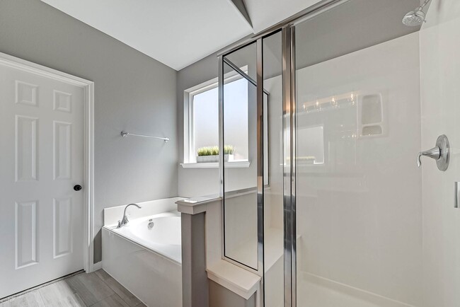 Building Photo - Two-story, 4BD/2.5BR renovated home in Fie...