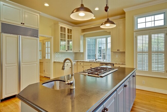 Building Photo - Stunning two-story spacious home on tranquil tree-lined street.