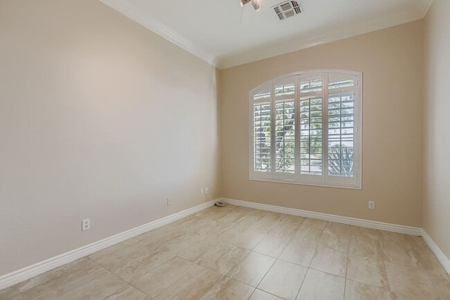 Building Photo - Beautiful, Secluded 3 bedroom home on golf...
