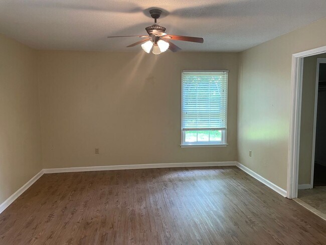 Building Photo - Nice 3/2 with bonus rm in Carriage Hills