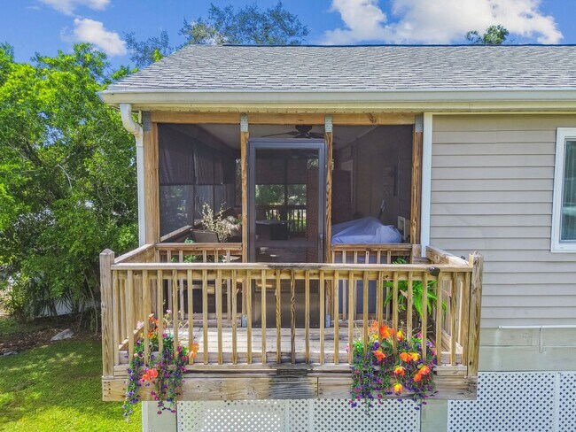 Building Photo - Elevated 3-Bed, 2-Bath, Corner-Lot Gem in the Heart of Palmetto