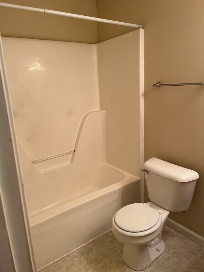 Building Photo - "Charming 2-Bedroom Townhouse with 2.5 Baths in Murfreesboro – Spacious 1,290 Sq Ft Living!"