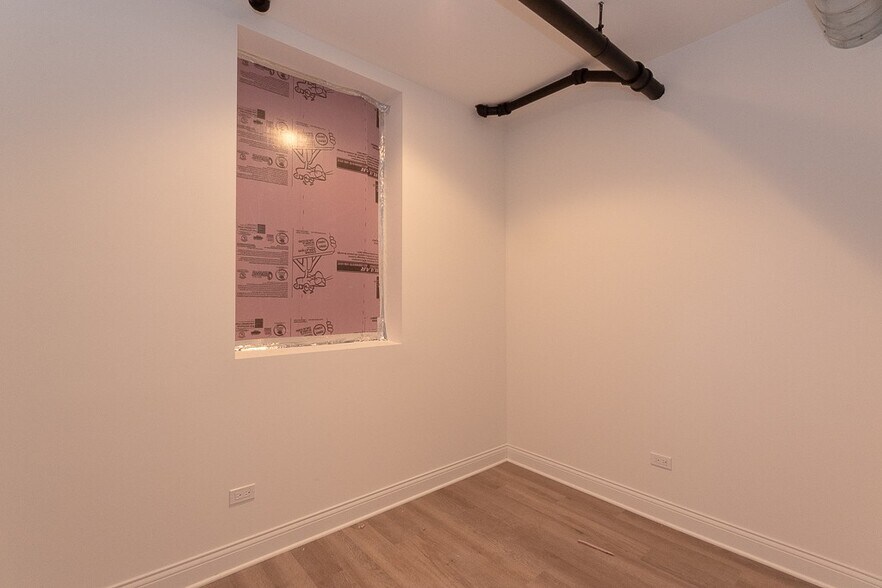 Building Photo - 1369 W Greenleaf Ave