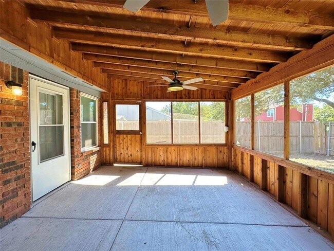 Building Photo - 814 N Riverside Dr