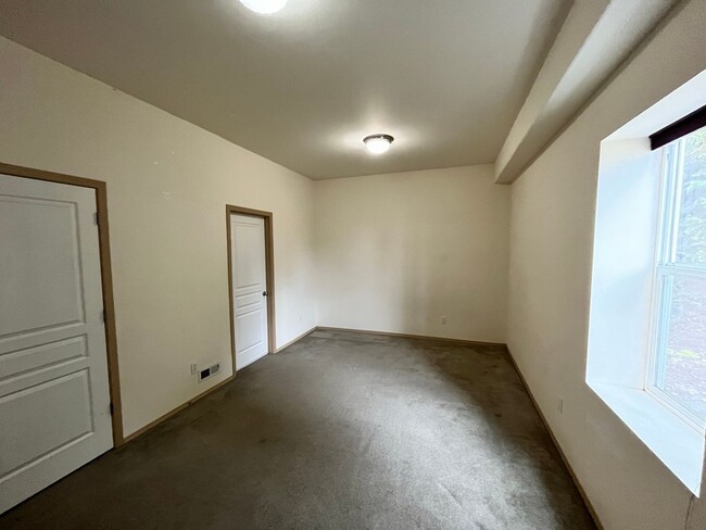 Building Photo - 3 Story, Large Home, Next to a Park with V...