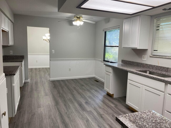 Building Photo - 669 W Main St