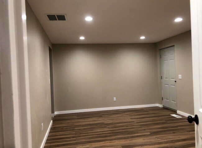 Building Photo - 1145 Montgomery St W