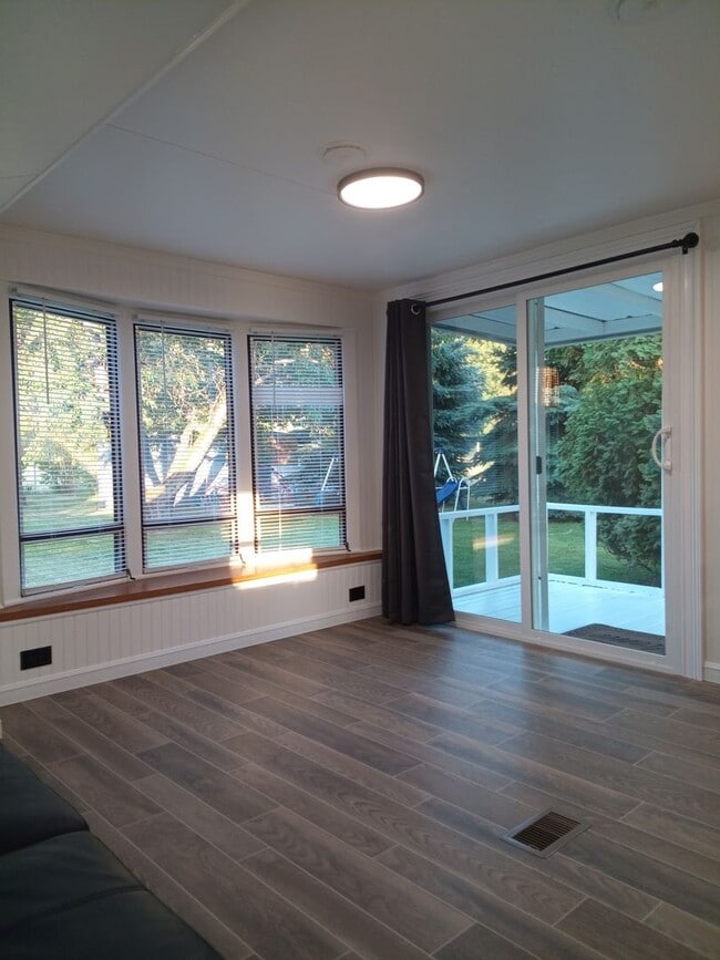 Building Photo - Private Manufactured Home!