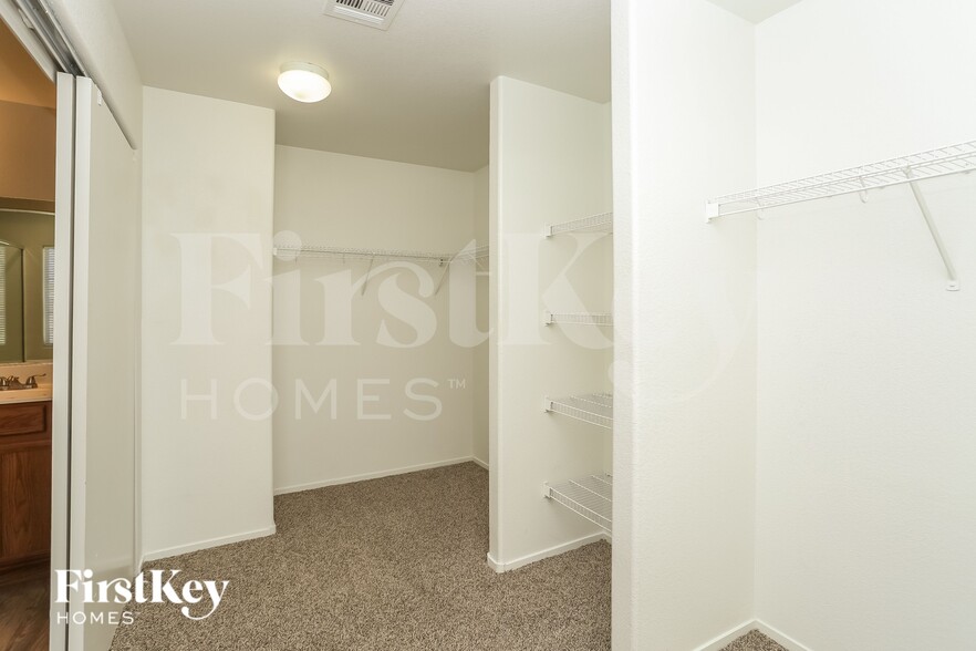 Building Photo - 4633 N Sergeant Ct