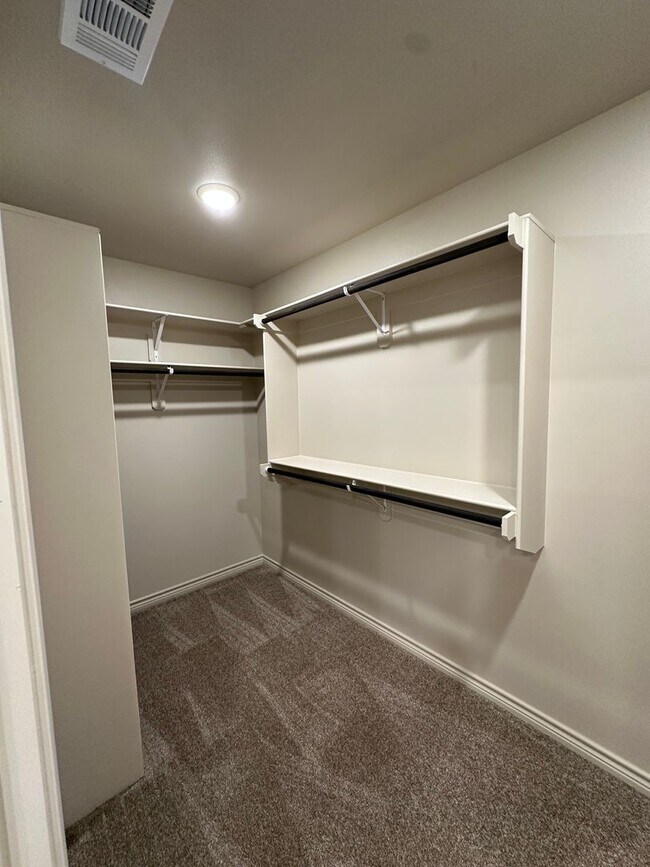 Building Photo - Fresh, Modern, and Move-In Ready!