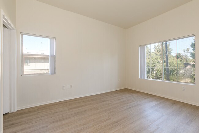 Building Photo - 12946 Valleyheart Dr