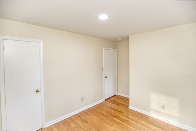 Building Photo - Great Location in Williamsburg!