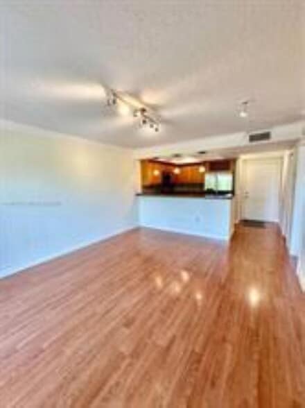 Building Photo - 151 NE 16th Ave