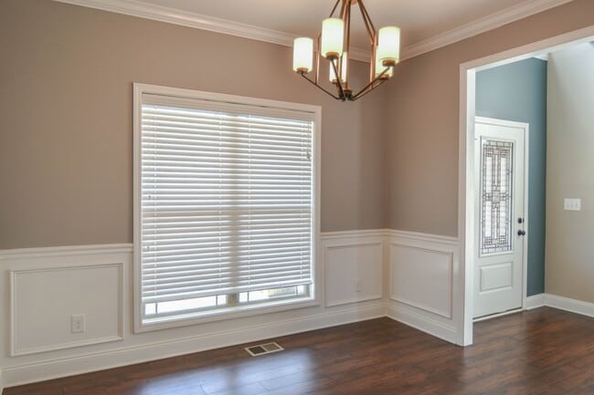Building Photo - Dog Friendly Three Bedroom in Rossview!