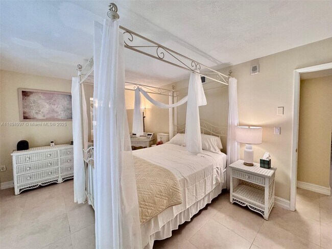 Building Photo - 6061 Collins Ave