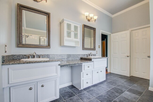 Building Photo - Stunning Three-Bedroom Townhouse Located i...