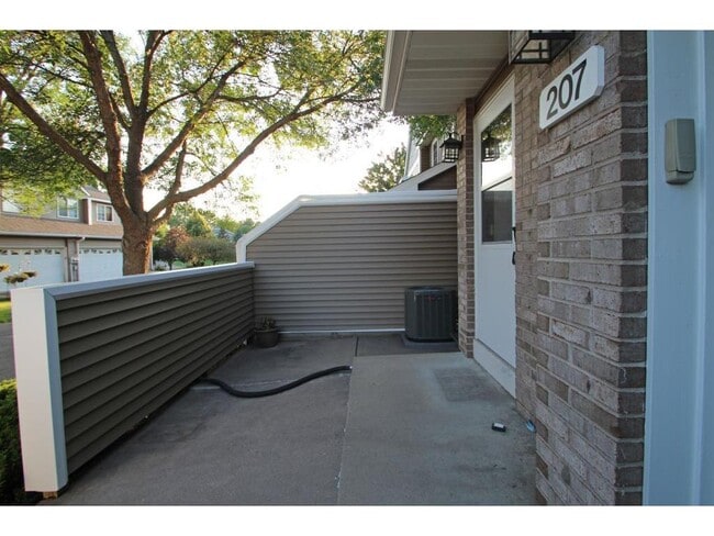 Building Photo - 207 Primrose Ct