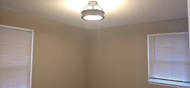 Building Photo - Move in special - Newly Renovated SF in North KC
