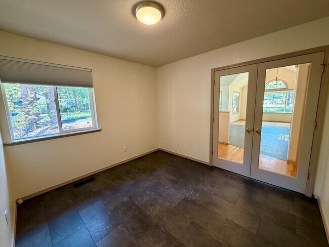 Building Photo - 61171 Minaret Cir