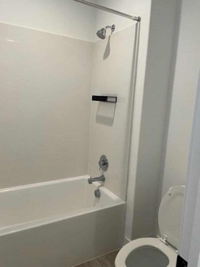 Building Photo - Stunning 3 bedroom 3 bath home in the Grea...