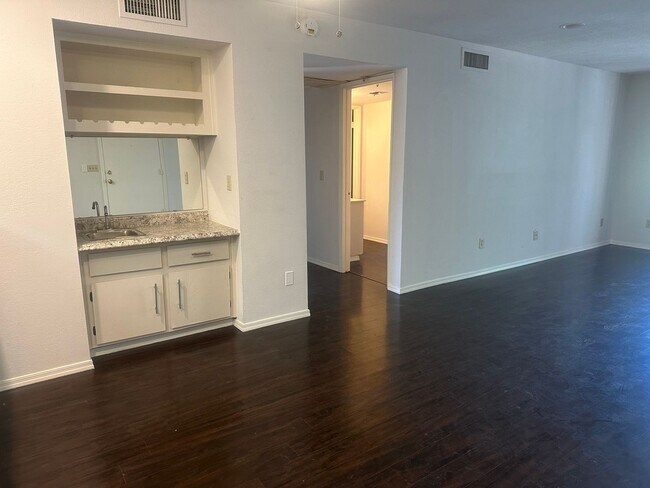 Building Photo - 2 Bed 2 Bath Condo in Old Town Scottsdale