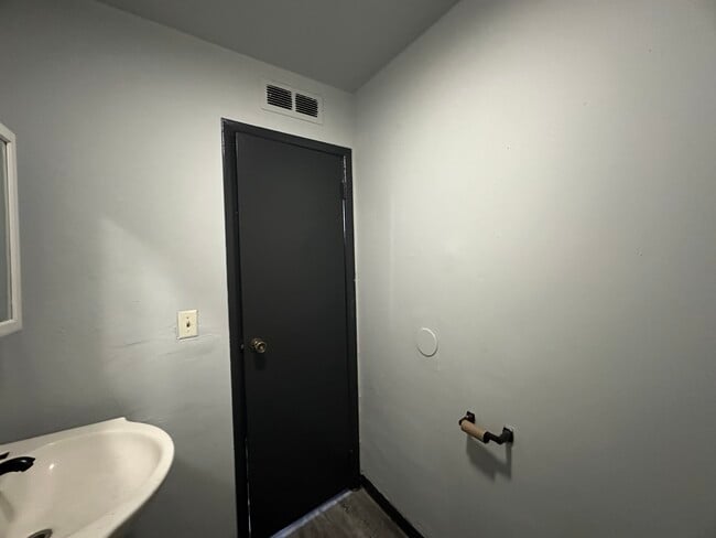 Building Photo - 802 Knollcrest Dr