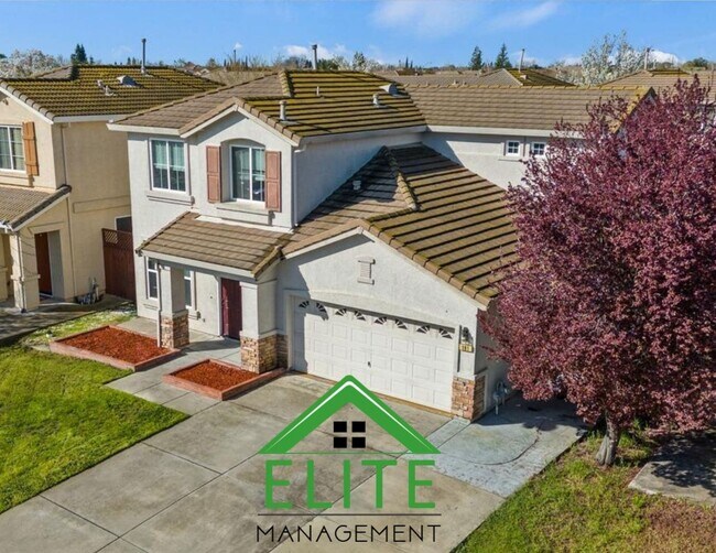 Building Photo - **Spacious 4-Bedroom, 2.5-Bath Home with L...