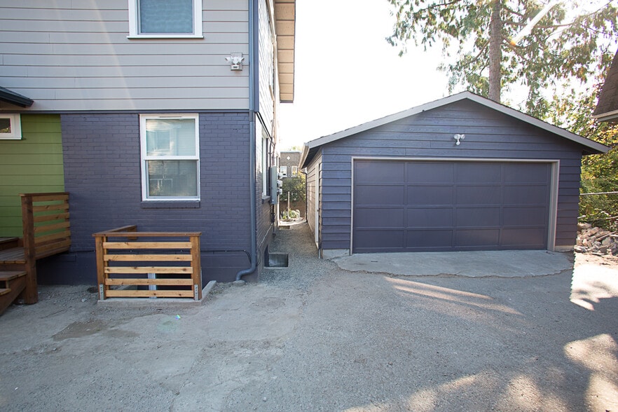 Building Photo - 2221 E Thomas St