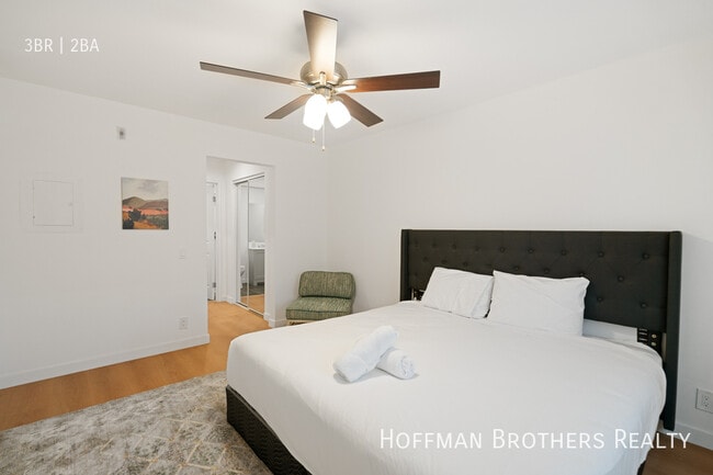 Building Photo - 7441 Hazeltine Ave