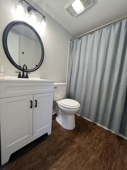 Building Photo - 1640 Post Rd