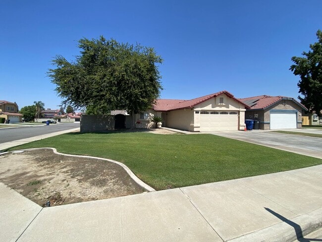 Building Photo - Newley Remodeled 3 BD 2 BA house on corner...