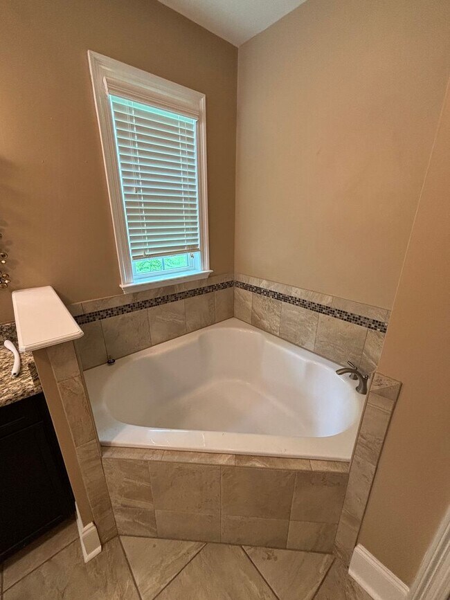 Building Photo - Charming 3-Bedroom Home in Southwood – Spa...